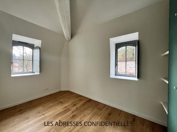 CHARBONNIERE - Appartement T4 de charme avec parkings - 79.20m² - 1600 € hors charges.