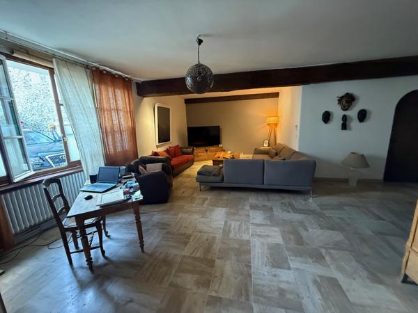 Crécy-la-Chapelle (77580) VASTE MAISON BRIARDE AU CENTRE DU VILLAGE A DEUX PAS DES ECOLES