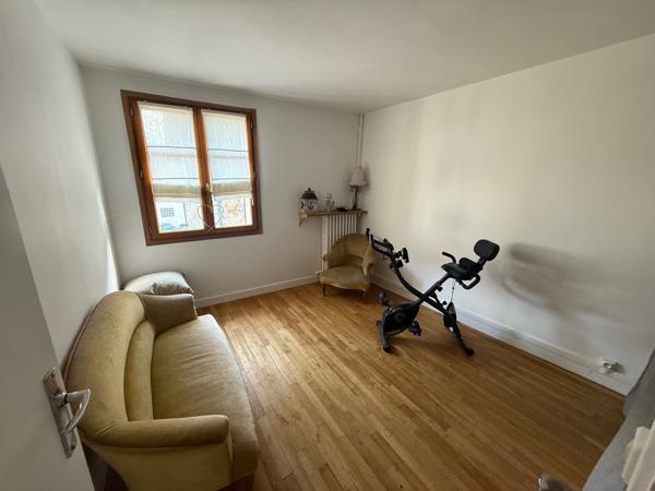 Crécy-la-Chapelle (77580) VASTE MAISON BRIARDE AU CENTRE DU VILLAGE A DEUX PAS DES ECOLES