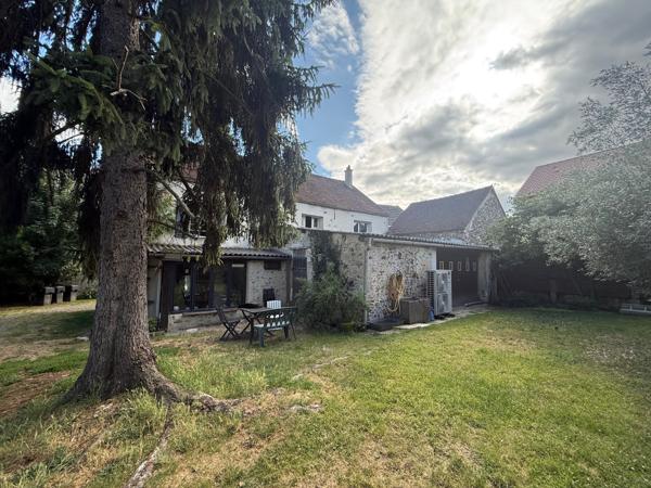 Crécy-la-Chapelle (77580) VASTE MAISON BRIARDE AU CENTRE DU VILLAGE A DEUX PAS DES ECOLES