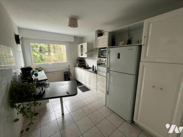 Appartement T3 (environ 93 m² habitables) situé dans un secteur calme, proche centre et commodités