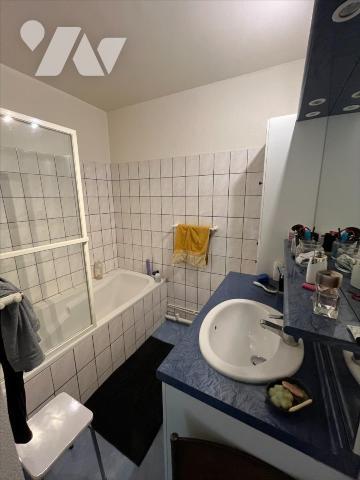 Appartement T3 (environ 93 m² habitables) situé dans un secteur calme, proche centre et commodités