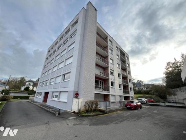 Appartement T3 (environ 93 m² habitables) situé dans un secteur calme, proche centre et commodités