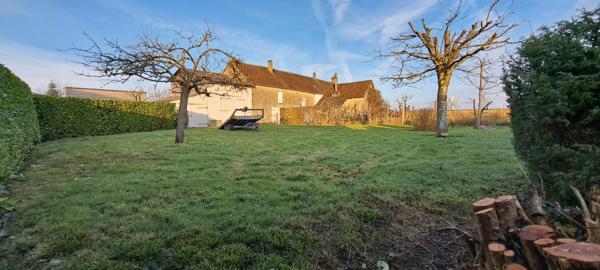 GRANGE et maison à Vendre à ARCONNAY 72610 , nombreuses dependances, + 300 m2 exploitable, sur parcelle constructible