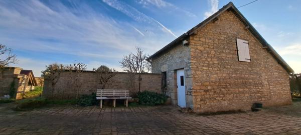 GRANGE et maison à Vendre à ARCONNAY 72610 , nombreuses dependances, + 300 m2 exploitable, sur parcelle constructible