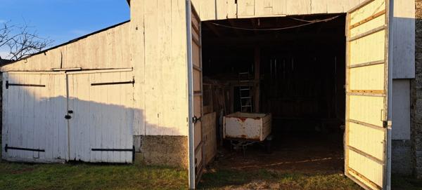 GRANGE et maison à Vendre à ARCONNAY 72610 , nombreuses dependances, + 300 m2 exploitable, sur parcelle constructible