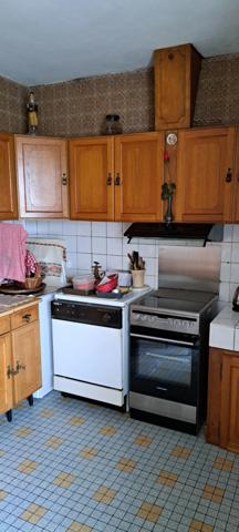 GRANGE et maison à Vendre à ARCONNAY 72610 , nombreuses dependances, + 300 m2 exploitable, sur parcelle constructible