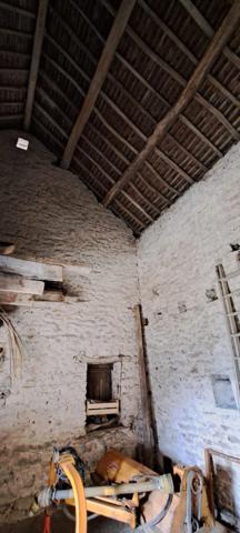 GRANGE et maison à Vendre à ARCONNAY 72610 , nombreuses dependances, + 300 m2 exploitable, sur parcelle constructible