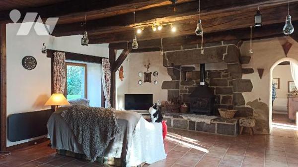 Bâtiment d'habitation comprenant :

Habitation principale :
Au rez-de-chaussée : Pièce princ...