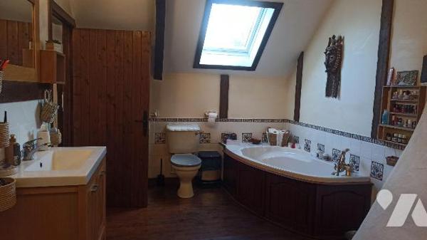 Bâtiment d'habitation comprenant :

Habitation principale :
Au rez-de-chaussée : Pièce princ...