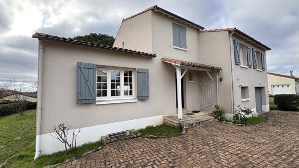 Maison familiale avec garage et jardin