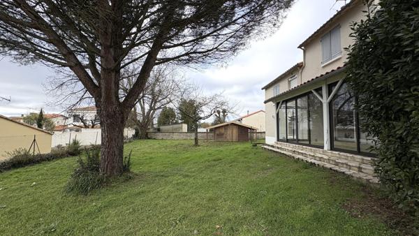 Maison familiale avec garage et jardin