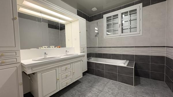 Maison familiale avec garage et jardin