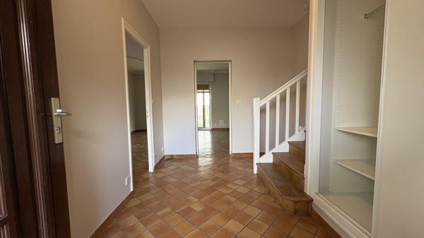 Maison familiale avec garage et jardin