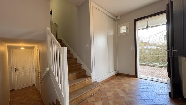 Maison familiale avec garage et jardin