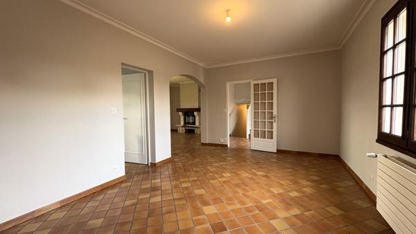 Maison familiale avec garage et jardin