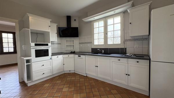 Maison familiale avec garage et jardin