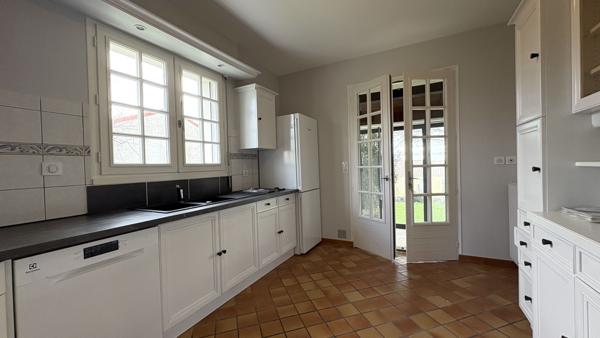 Maison familiale avec garage et jardin