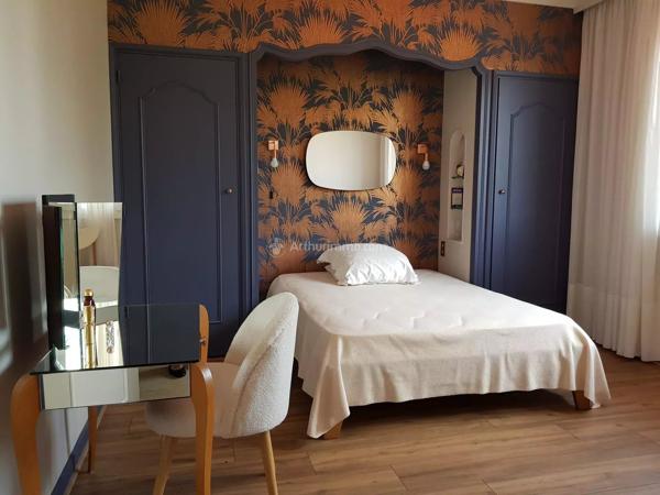 Vente                                                      Maison
                        
                     8 pièces                      242 m2                     à Albi