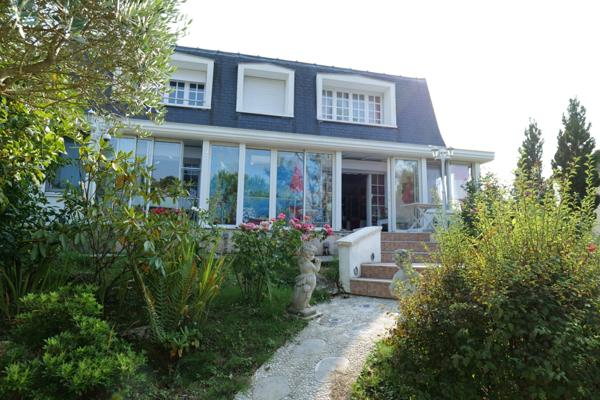 Maison mansard avec jardin paysager de près de 1000 m2 MONTGERON (91)