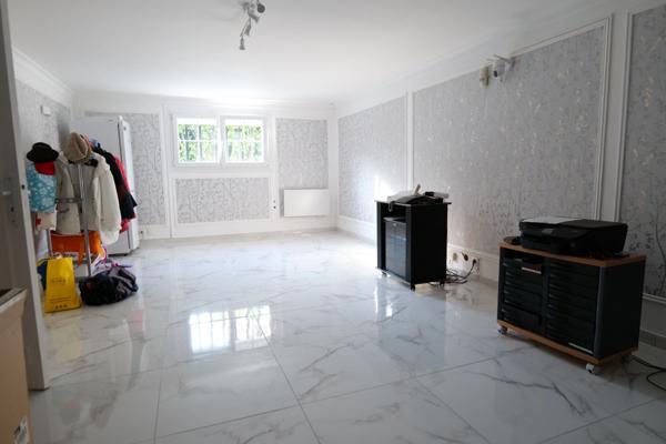 Maison mansard avec jardin paysager de près de 1000 m2 MONTGERON (91)