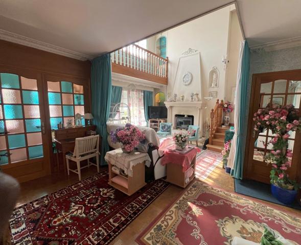 Maison mansard avec jardin paysager de près de 1000 m2 MONTGERON (91)