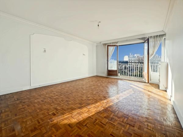 Exclusivité - A vendre - Appartement très lumineux - Balcon filant 5 m2 - 4 pièces - 3 chambres - Cuisine indépendante - Salle de bains - Cave et Parking - À proximité des Commerces, Écoles et du RER