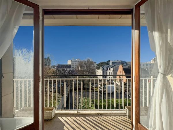 Exclusivité - A vendre - Appartement très lumineux - Balcon filant 5 m2 - 4 pièces - 3 chambres - Cuisine indépendante - Salle de bains - Cave et Parking - À proximité des Commerces, Écoles et du RER