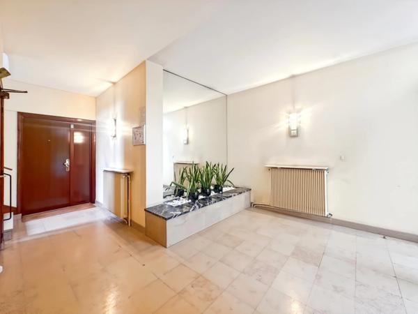 Exclusivité - A vendre - Appartement très lumineux - Balcon filant 5 m2 - 4 pièces - 3 chambres - Cuisine indépendante - Salle de bains - Cave et Parking - À proximité des Commerces, Écoles et du RER