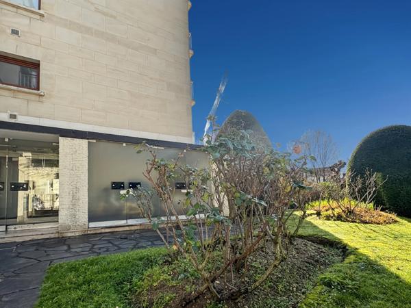 Exclusivité - A vendre - Appartement très lumineux - Balcon filant 5 m2 - 4 pièces - 3 chambres - Cuisine indépendante - Salle de bains - Cave et Parking - À proximité des Commerces, Écoles et du RER