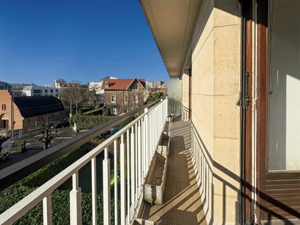Exclusivité - A vendre - Appartement très lumineux - Balcon filant 5 m2 - 4 pièces - 3 chambres - Cuisine indépendante - Salle de bains - Cave et Parking - À proximité des Commerces, Écoles et du RER