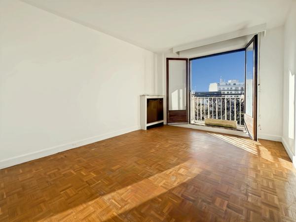 Exclusivité - A vendre - Appartement très lumineux - Balcon filant 5 m2 - 4 pièces - 3 chambres - Cuisine indépendante - Salle de bains - Cave et Parking - À proximité des Commerces, Écoles et du RER