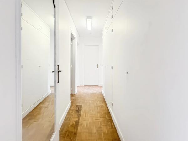 Exclusivité - A vendre - Appartement très lumineux - Balcon filant 5 m2 - 4 pièces - 3 chambres - Cuisine indépendante - Salle de bains - Cave et Parking - À proximité des Commerces, Écoles et du RER