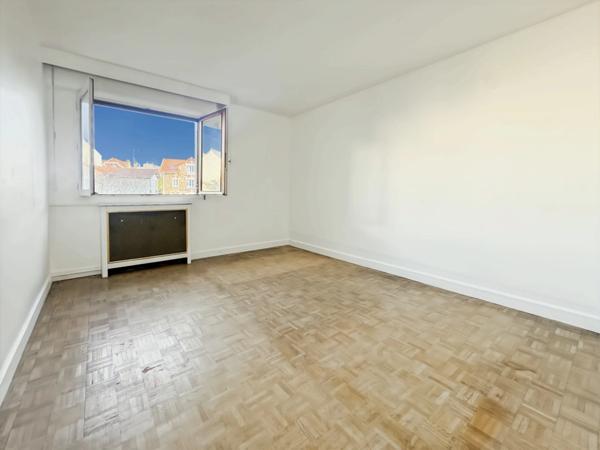 Exclusivité - A vendre - Appartement très lumineux - Balcon filant 5 m2 - 4 pièces - 3 chambres - Cuisine indépendante - Salle de bains - Cave et Parking - À proximité des Commerces, Écoles et du RER