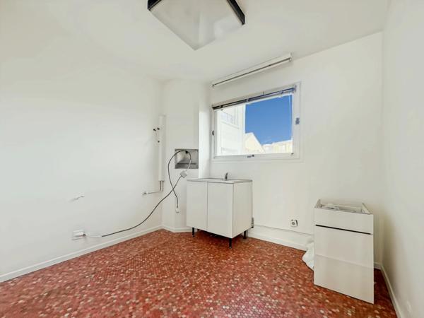 Exclusivité - A vendre - Appartement très lumineux - Balcon filant 5 m2 - 4 pièces - 3 chambres - Cuisine indépendante - Salle de bains - Cave et Parking - À proximité des Commerces, Écoles et du RER