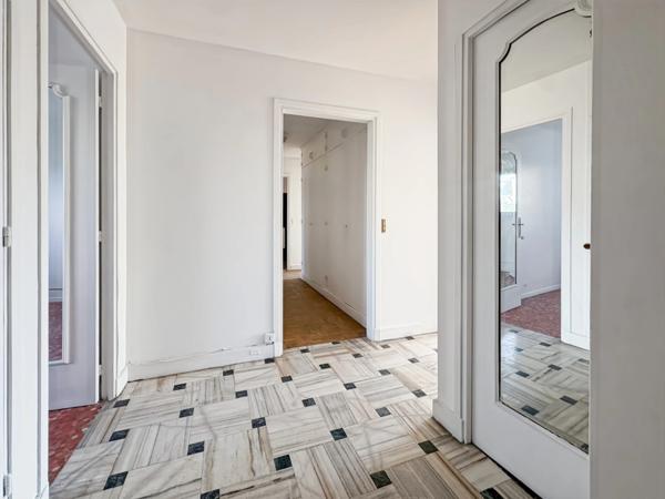 Exclusivité - A vendre - Appartement très lumineux - Balcon filant 5 m2 - 4 pièces - 3 chambres - Cuisine indépendante - Salle de bains - Cave et Parking - À proximité des Commerces, Écoles et du RER