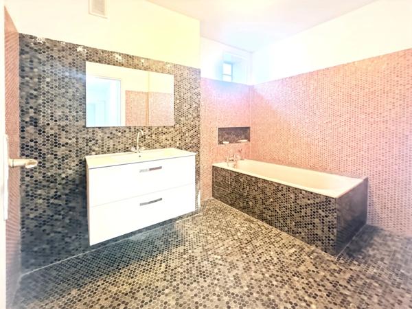 Exclusivité - A vendre - Appartement très lumineux - Balcon filant 5 m2 - 4 pièces - 3 chambres - Cuisine indépendante - Salle de bains - Cave et Parking - À proximité des Commerces, Écoles et du RER