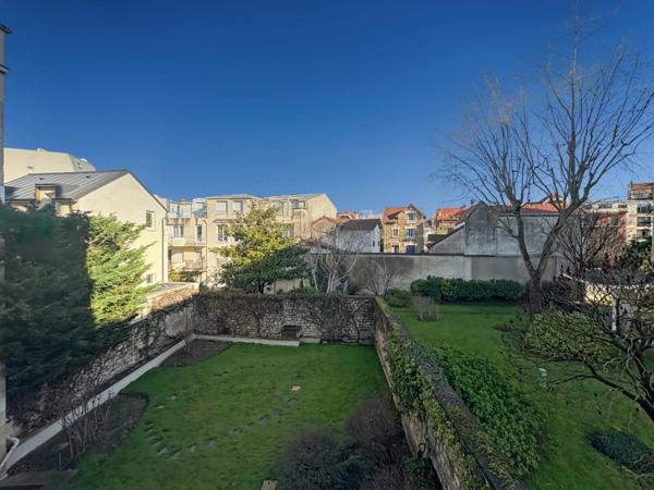 Exclusivité - A vendre - Appartement très lumineux - Balcon filant 5 m2 - 4 pièces - 3 chambres - Cuisine indépendante - Salle de bains - Cave et Parking - À proximité des Commerces, Écoles et du RER
