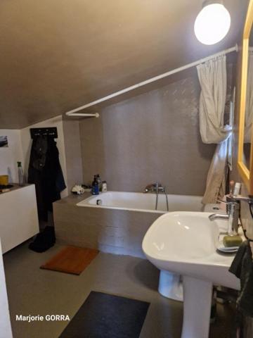 NANS LES PINS Villa T3/4 sur 1725m² de terrain