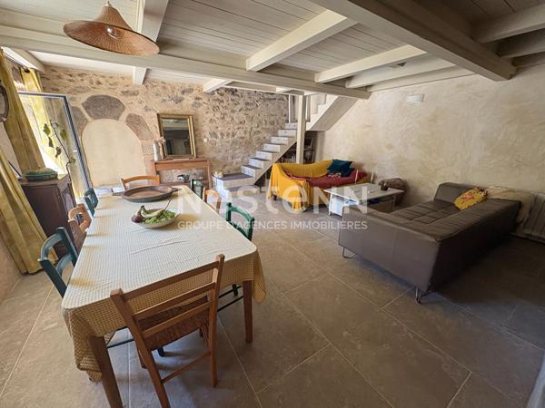 Charmante maison en pierre au calme en impasse, alliant authenticité et écologie