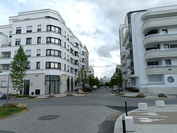 T4 neuf 84 m² 3 chambres salle de bain + salle d'eau terrasse + jardin + 2 parkings en sous-sol