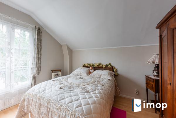 A 20mn à pied du RER A La Varenne. 3/4 chambres.