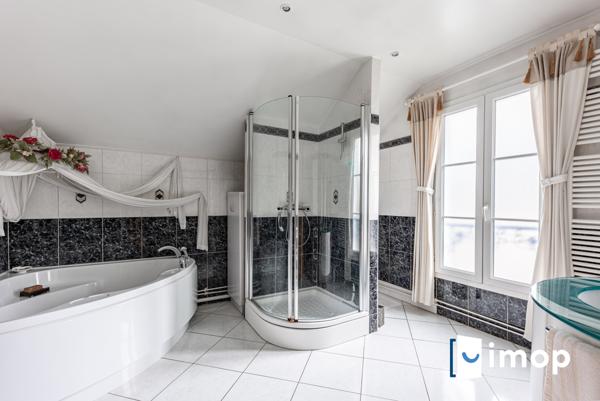 A 20mn à pied du RER A La Varenne. 3/4 chambres.