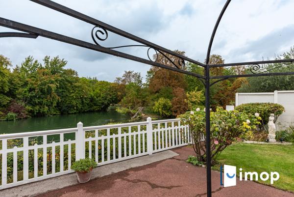 A 20mn à pied du RER A La Varenne. 3/4 chambres.