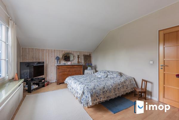 A 20mn à pied du RER A La Varenne. 3/4 chambres.