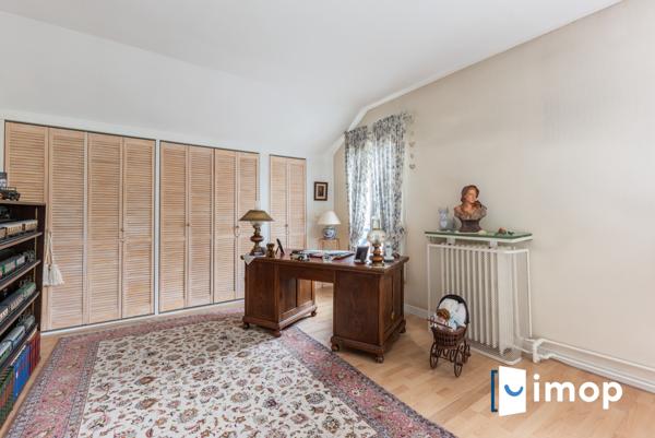 A 20mn à pied du RER A La Varenne. 3/4 chambres.