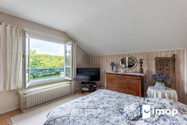 A 20mn à pied du RER A La Varenne. 3/4 chambres.