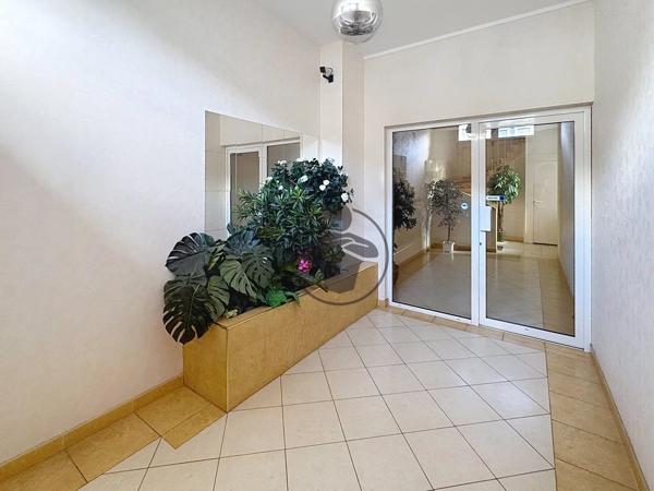 Location                                                      Bureau
                        
                     8 pièces                      110 m2                     à Saint-Quentin