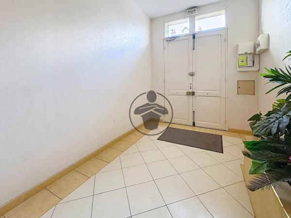 Location                                                      Bureau
                        
                     8 pièces                      110 m2                     à Saint-Quentin