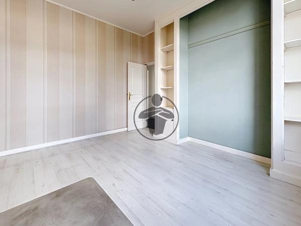 Location                                                      Bureau
                        
                     8 pièces                      110 m2                     à Saint-Quentin